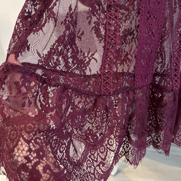 NWT Xhilaration Women's Burgundy Embroidered Lace Overlay Sleeveless Top M - Picture 2 of 9